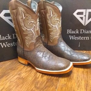 Genuine leather boots with pirarucu fish print